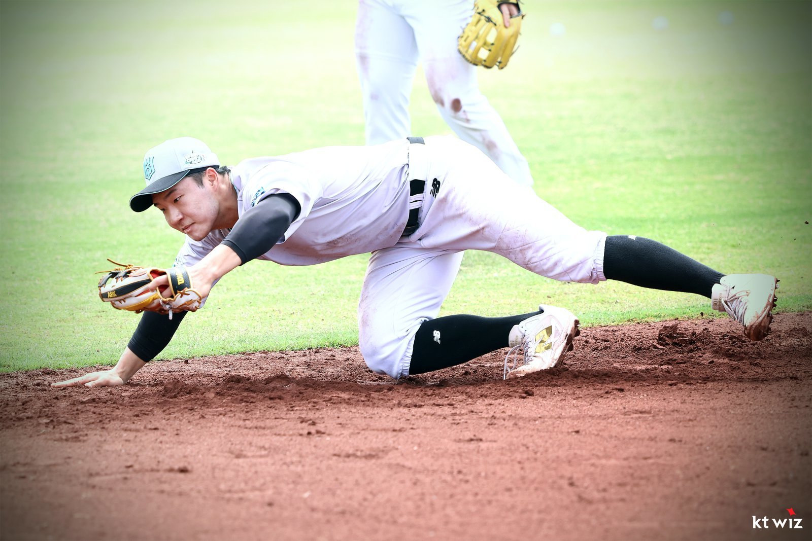 KT 김건휘가 29일 호주 질롱 베이스볼 센터에서 열린 스프링캠프 도중 수비 훈련을 소화하고 있다. 사진제공｜KT 위즈