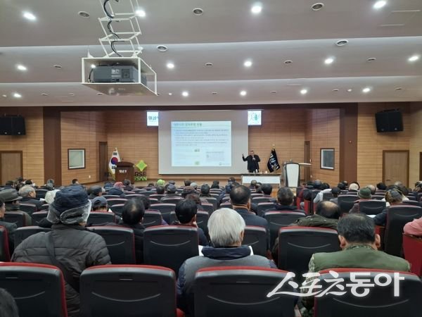 경산시가 28일 농업기술센터에서 지역 내 대추 재배 농가를 대상으로 빗자루병 예방 및 확산 방지를 위한 전문 방제 교육을 실시하고 있는 모습. 사진제공ㅣ경산시