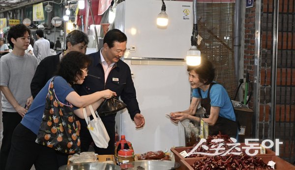 대구 남구청이 설 명절을 앞두고 전통시장을 둘러보고 있는 모습. 사진제공ㅣ대구 남구