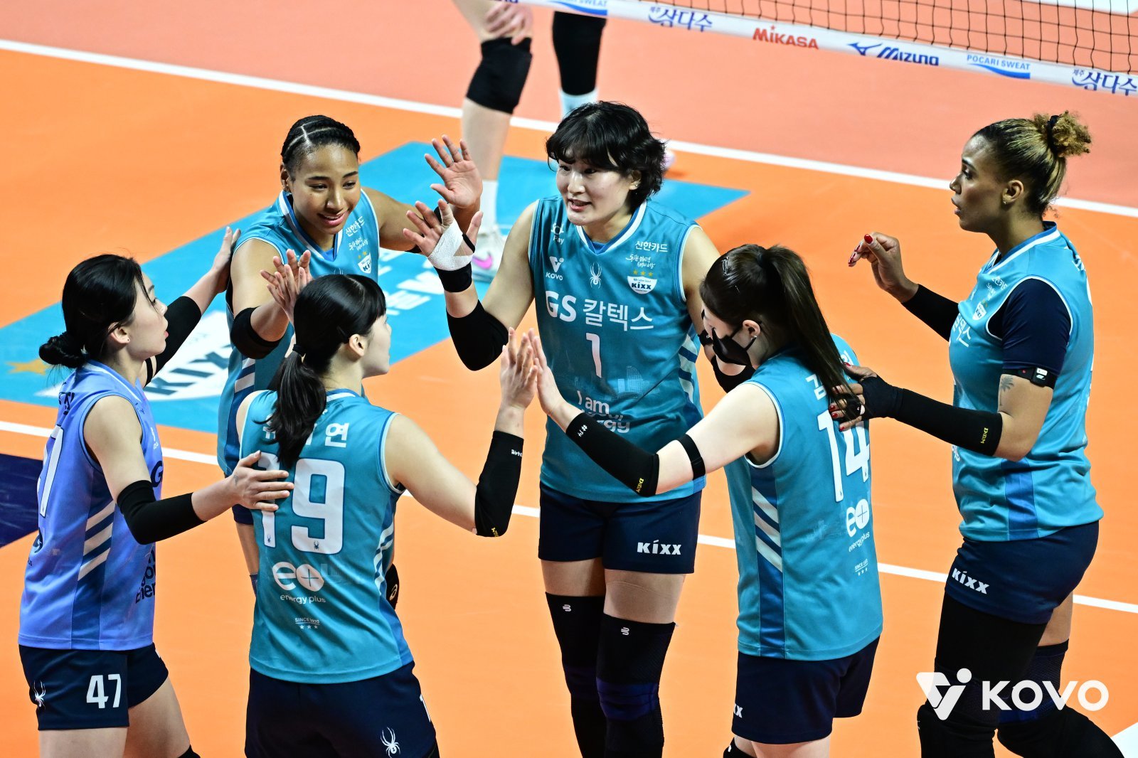 GS칼텍스 선수들이 29일 장충체육관서 열린 V리그 여자부 홈경기서 흥국생명을 상대로 득점한 뒤 기뻐하고 있다. 사진제공|KOVO