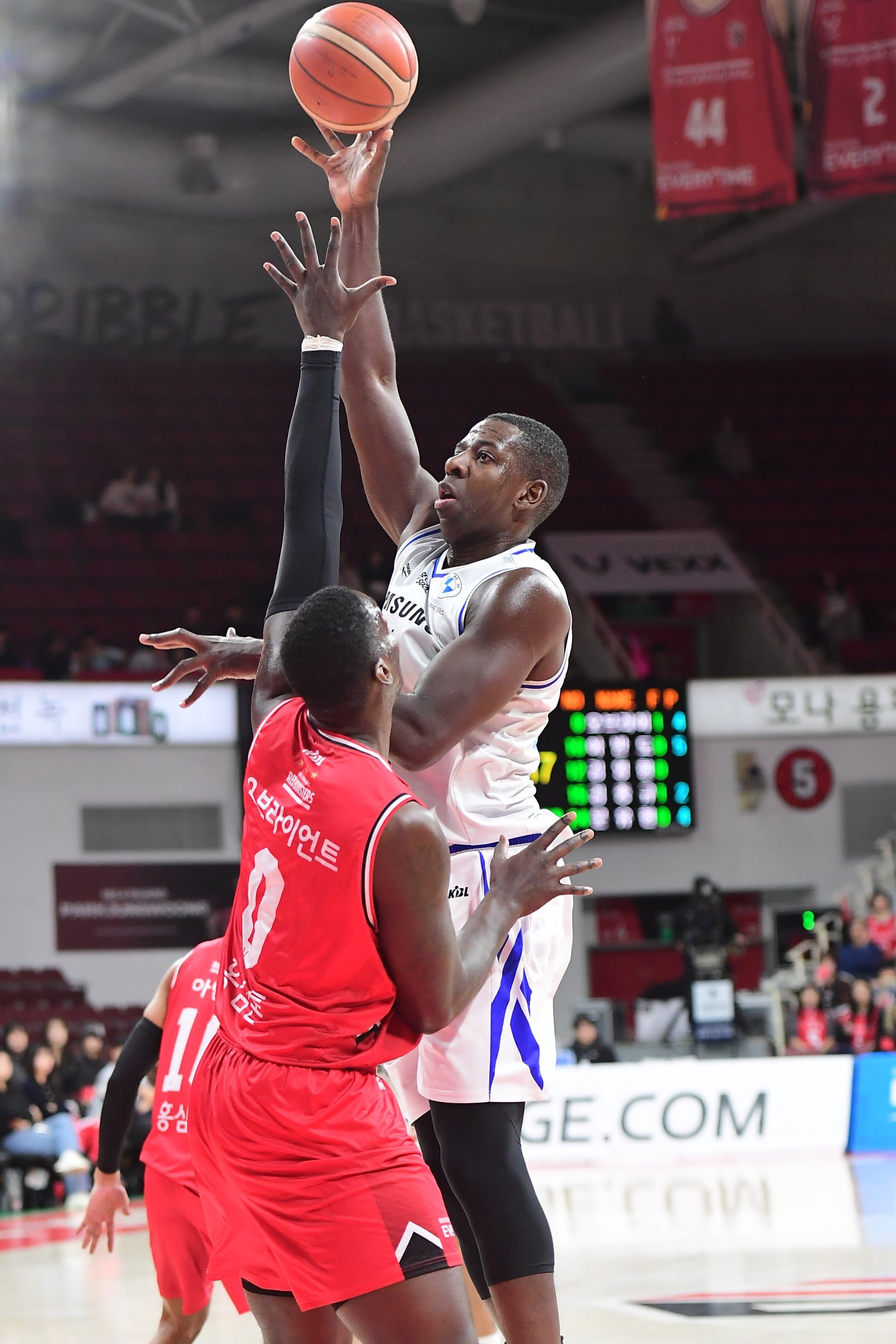 삼성 앤드류 니콜슨(위)이 29일 안양정관장아레나서 열린 ‘2025~2026 LG전자 프로농구’ 정규리그 4라운드 정관장과 원정경기서 상대 수비를 피해 골밑 슛을 시도하고 있다. 니콜슨은 32점·9리바운드 맹활약으로 팀의 85-76 승리를 이끌었다. 사진제공|KBL