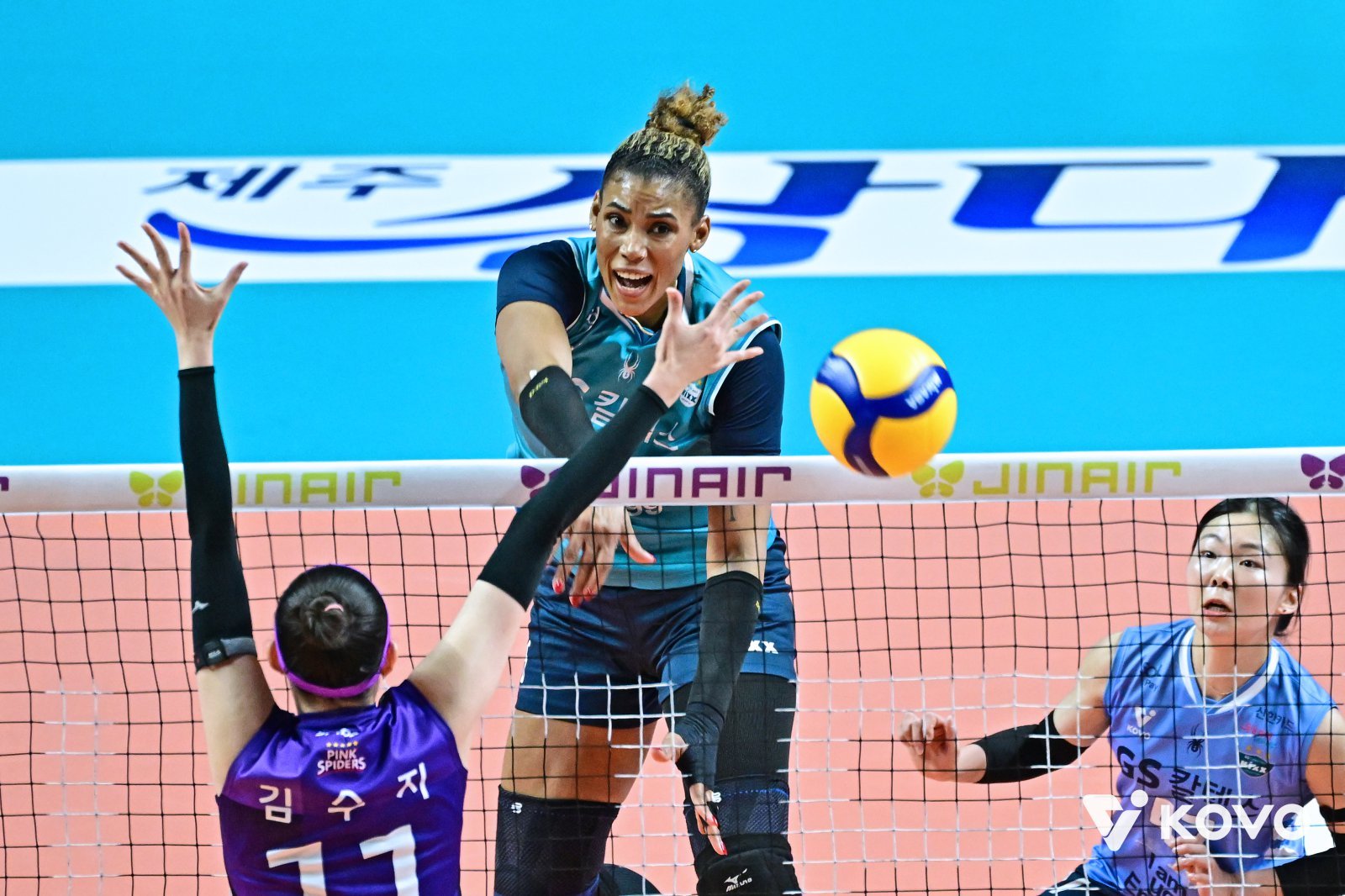 GS칼텍스 실바가 29일 장충체육관서 열린 V리그 여자부 홈경기서 흥국생명 김수지의 블로킹을 피해 강력한 스파이크 공격을 성공시키고 있다. 사진제공|KOVO