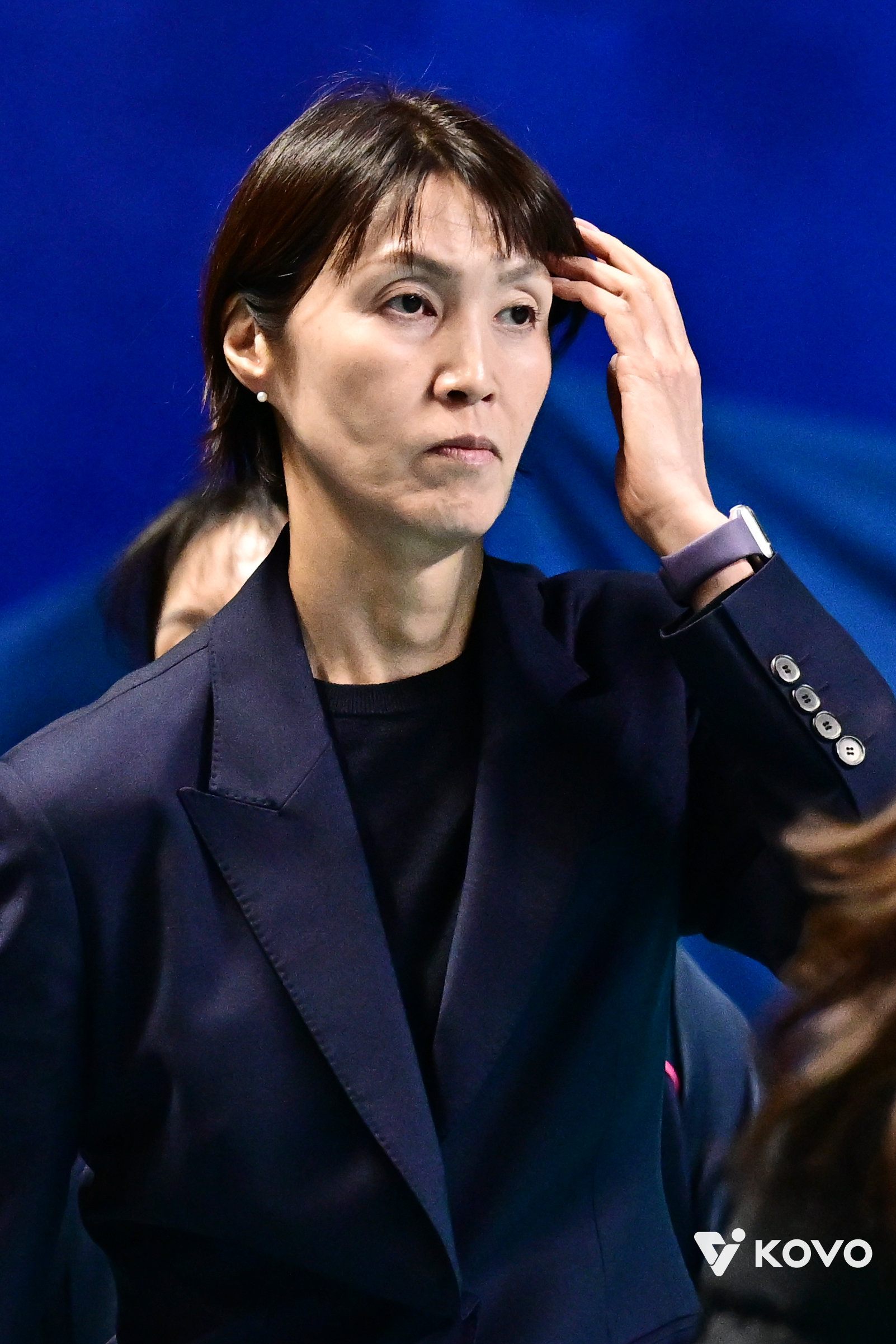 요시하라 도모코 흥국생명 감독이 29일 장충체육관서 열린 V리그 여자부 원정경기를 앞두고 선수들을 응시하고 있다. 사진제공|KOVO