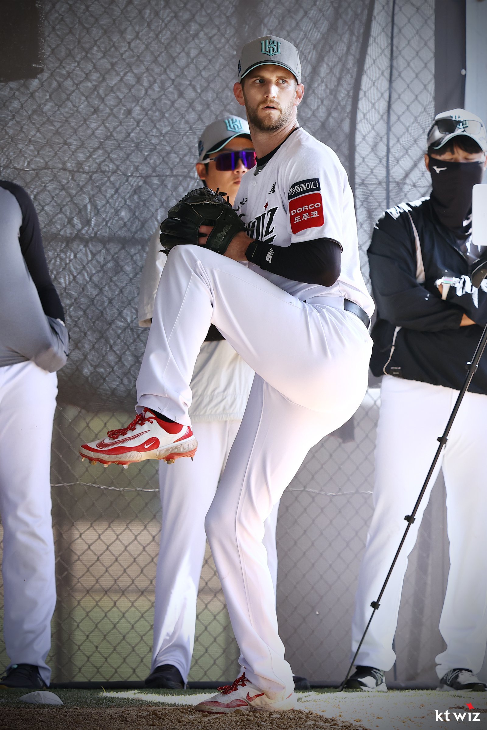 KT 외국인 투수 케일럽 보쉴리가 29일 호주 질롱 베이스볼 센터에서 열린 스프링캠프 도중 불펜피칭을 소화하고 있다. 사진제공|KT 위즈