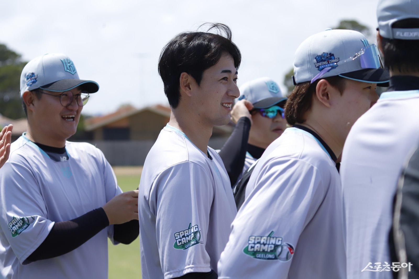 KT가 필승조의 양과 질 두 마리 토끼를 잡으려고 한다. 스기모토 코우키(가운데)가 25일 호주 질롱 베이스볼 센터에서 열린 스프링캠프 도중 웃고 있다. 사진제공|KT 위즈