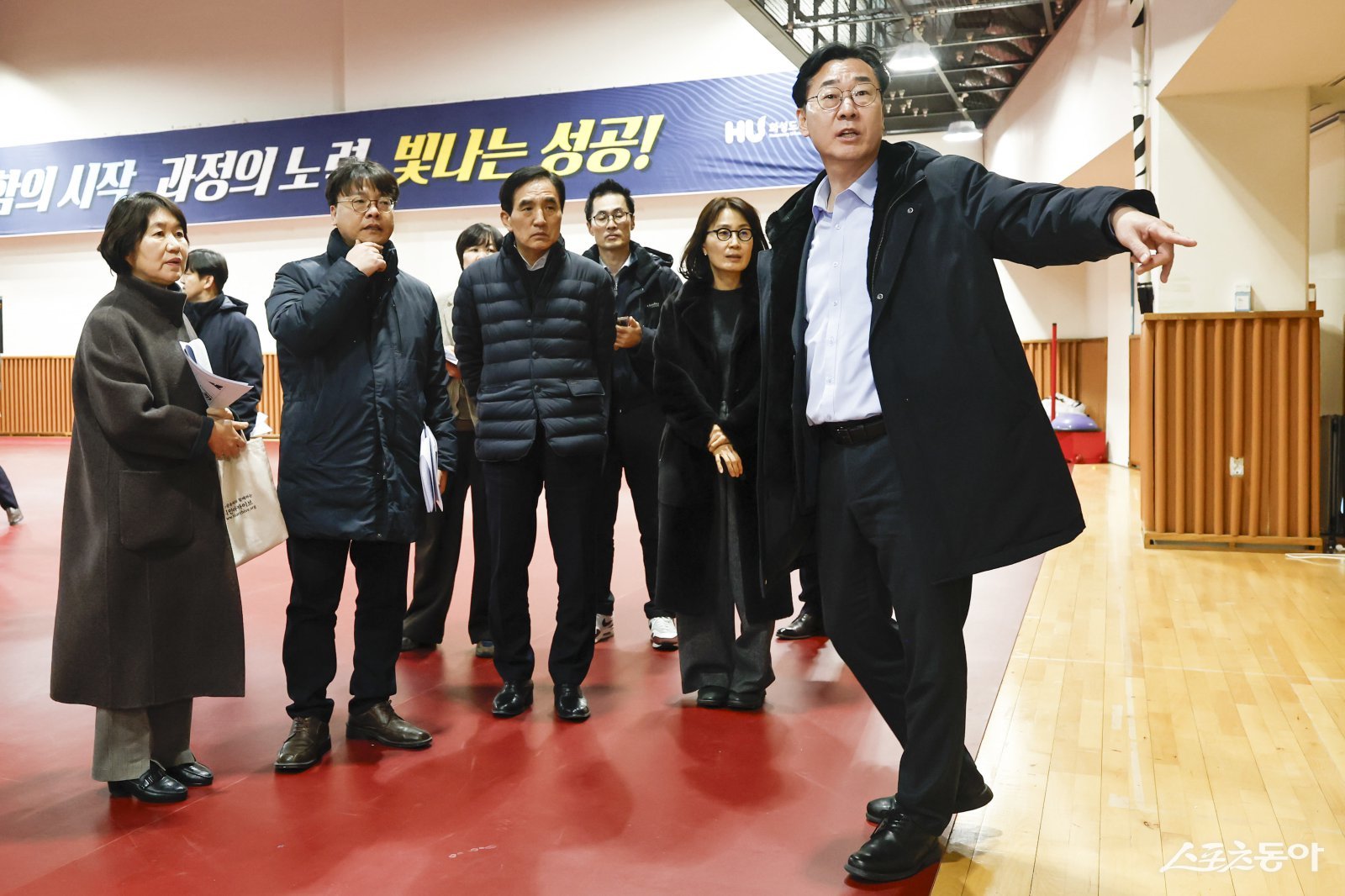 정명근 화성특례시장이 만세구청 개청 준비 현장을 점검하고 있다. 사진제공｜화성시