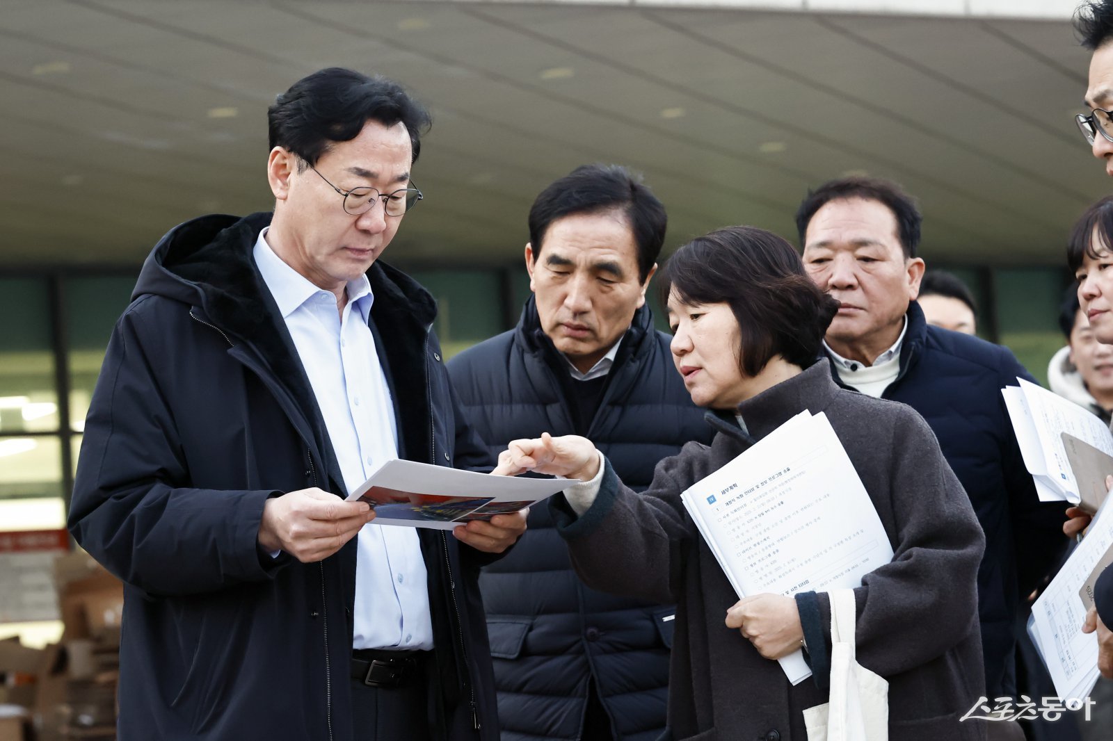 정명근 화성특례시장이 만세구청 개청 준비 상황에 대해 현장에서 보고 받고 있다. 사진제공｜화성시