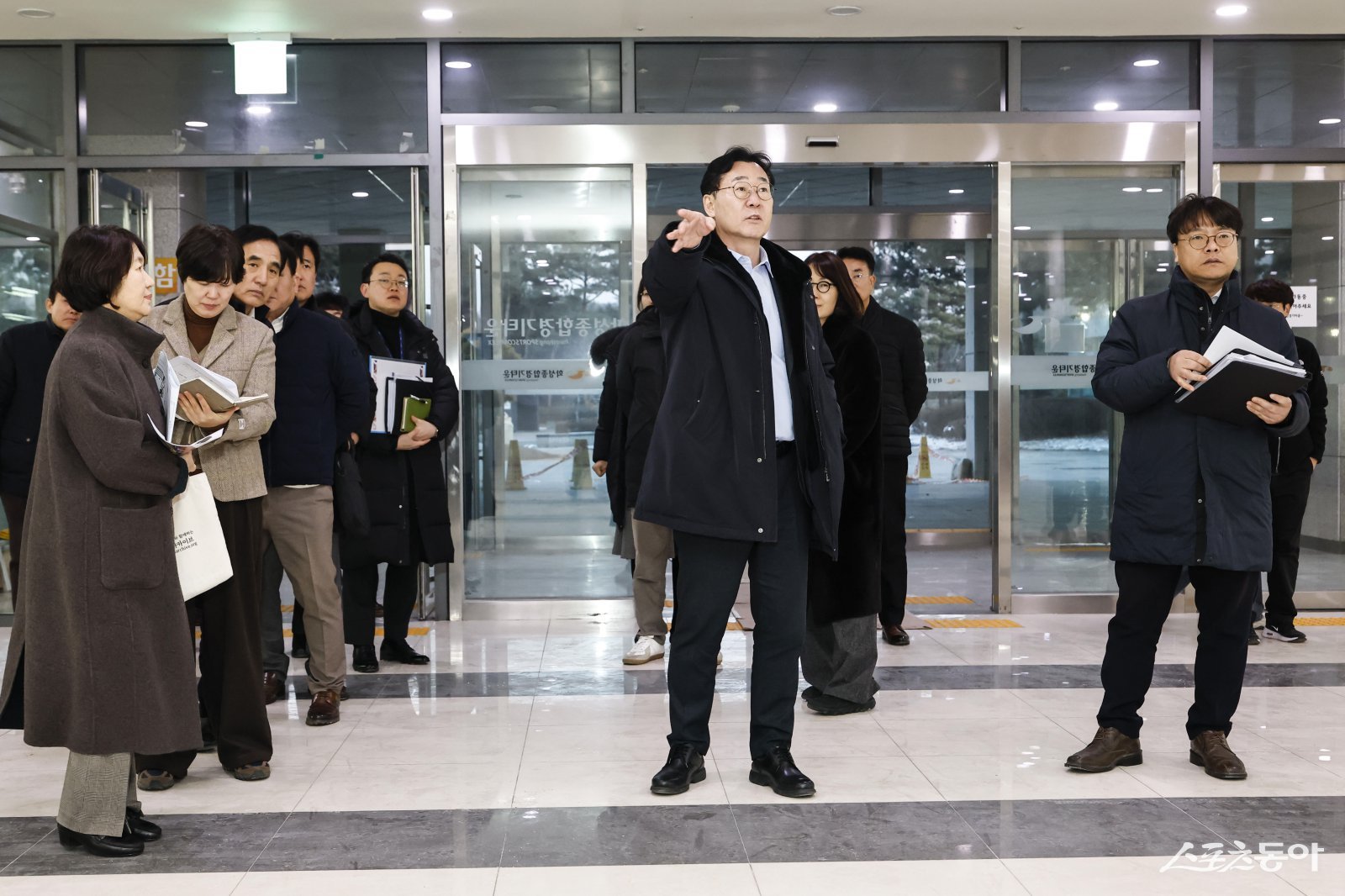 정명근 화성특례시장이 만세구청 개청 준비 현장을 점검하고 있다. 사진제공｜화성시