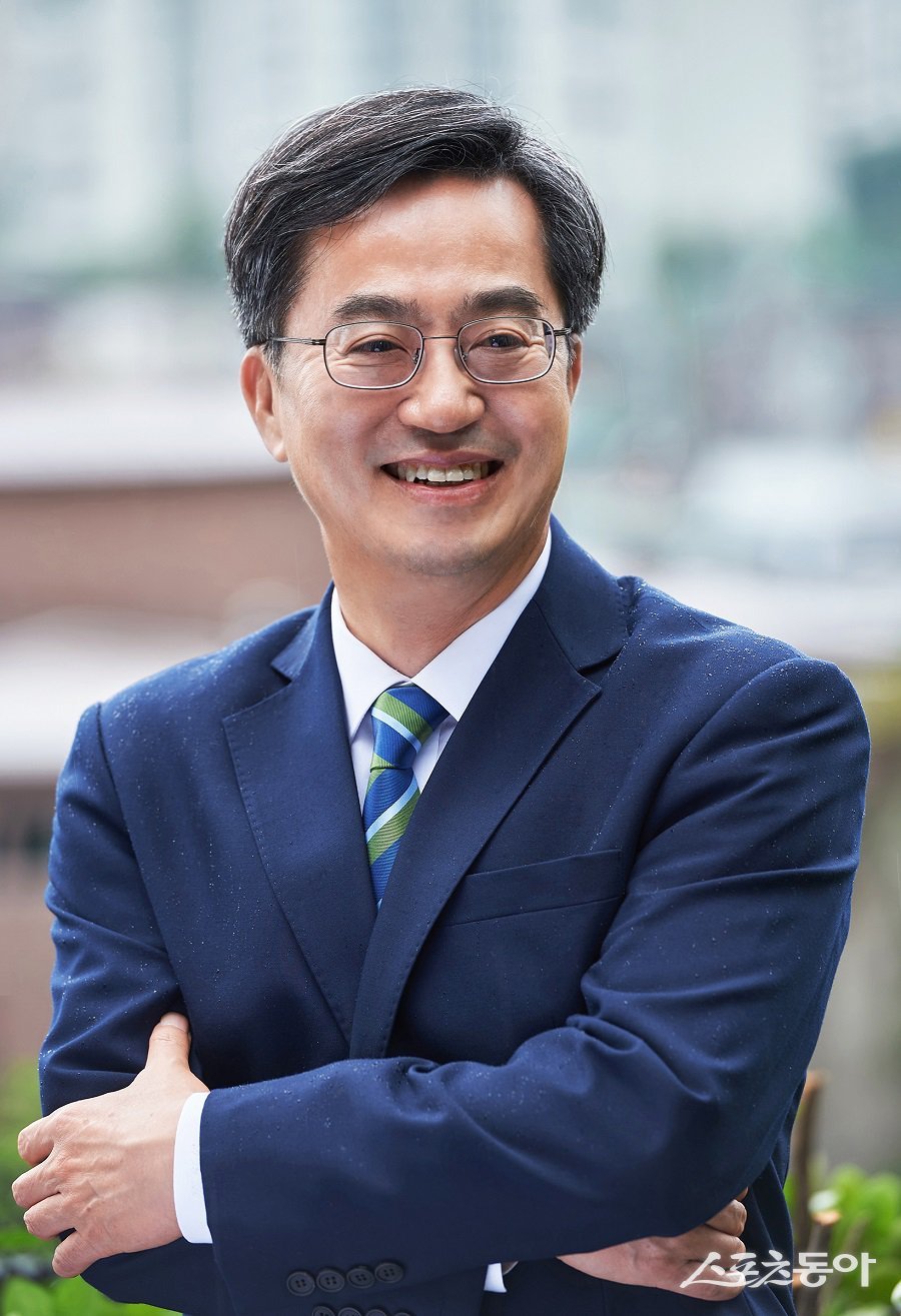 김동연 지사는 지난 28일 오전 “향후 지방도로망 구축사업 추진 시 전력은 물론 상·하수도 등 지하 매설시설을 통합해 개발할 수 있도록 기관 협의 절차를 구체화하라”며 “이를 조례 또는 행정지침으로 마련하라”고 특별 지시했다(김동연 지사). 사진제공｜경기도