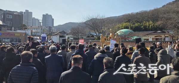 최경환 전 경제부총리 경상북도지사 출마 선언식이 열린 구미 박정희 대통령 생가에 많은 지지자들이 모여 있다. 사진제공 ㅣ 최경환사무소