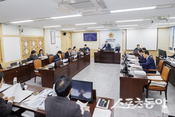 이동업 경상북도의회 문화환경위원장이 새해 첫 의정활동을 주재하고 있다. 사진제공 ㅣ 경북도의회