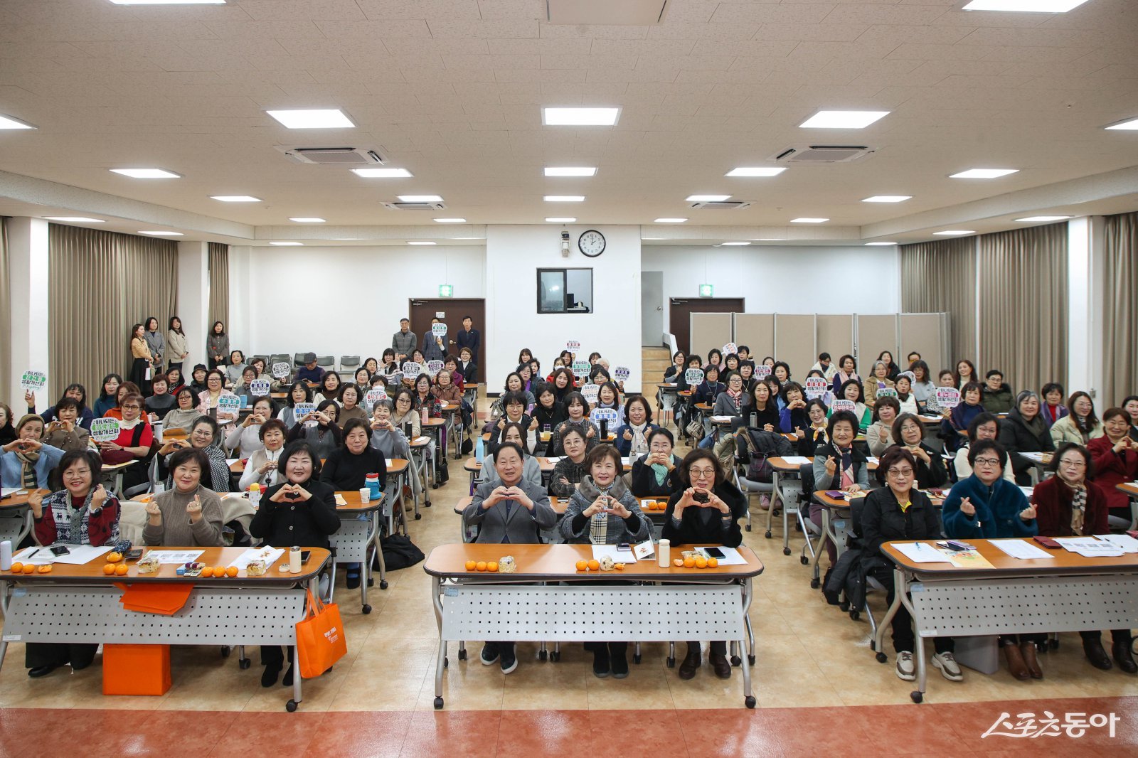 지난 28일 농업기술센터 대강당에서 여성농업인 리더 108여 명이 참석한 가운데, 농입인실용교육의 일환으로 여성리더 역량 강화 교육을하고 있다. 사진제공ㅣ남양주시 