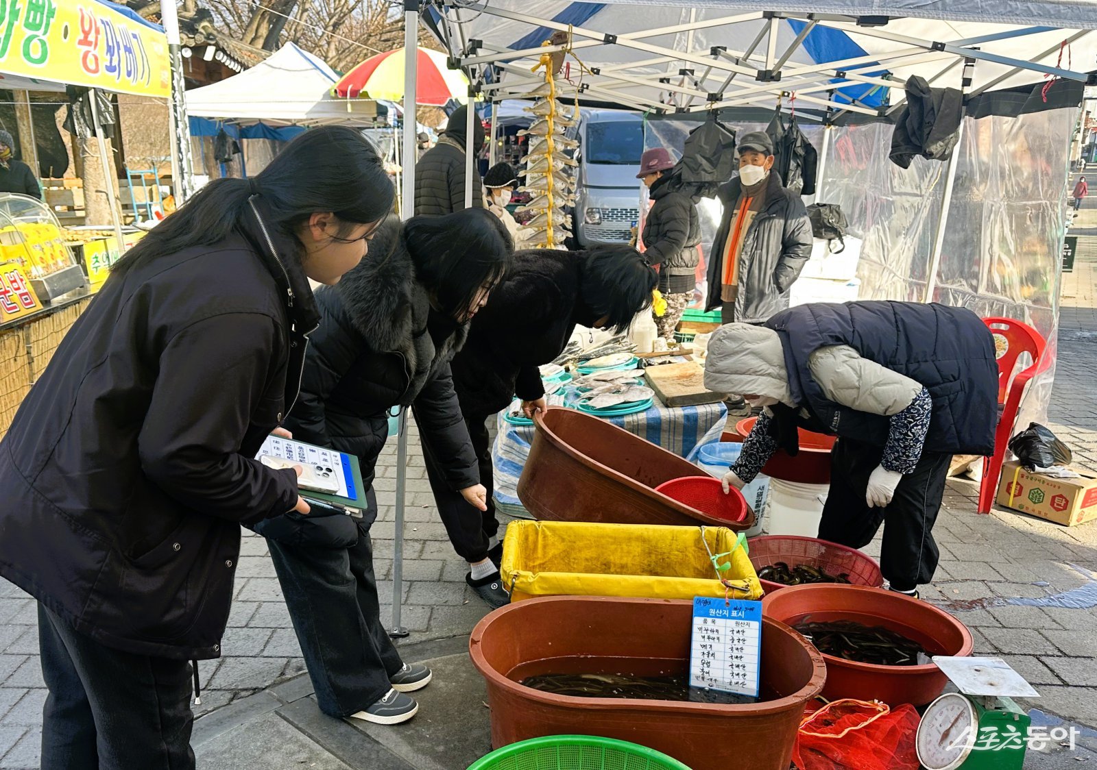 장성군과 담양군이 최근 설 명절을 앞두고 농산물 원산지 표시 합동 교차 지도·단속을 실시하고 있다. 사진제공=장성군