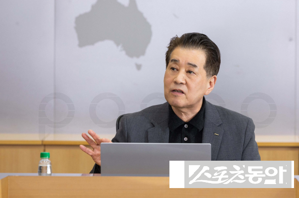 포스코그룹 장인화 회장이 지난해 3월 열린 그룹기술전략회의를 주재하고 있는 모습. 사진제공ㅣ포스코