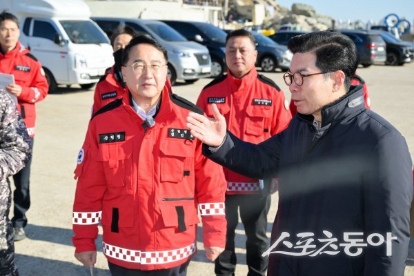 김광열 영덕군수가 김인호 산림청장에게 산불 피해 복구 상황을 설명하고 있다. 사진제공 ㅣ 영덕군