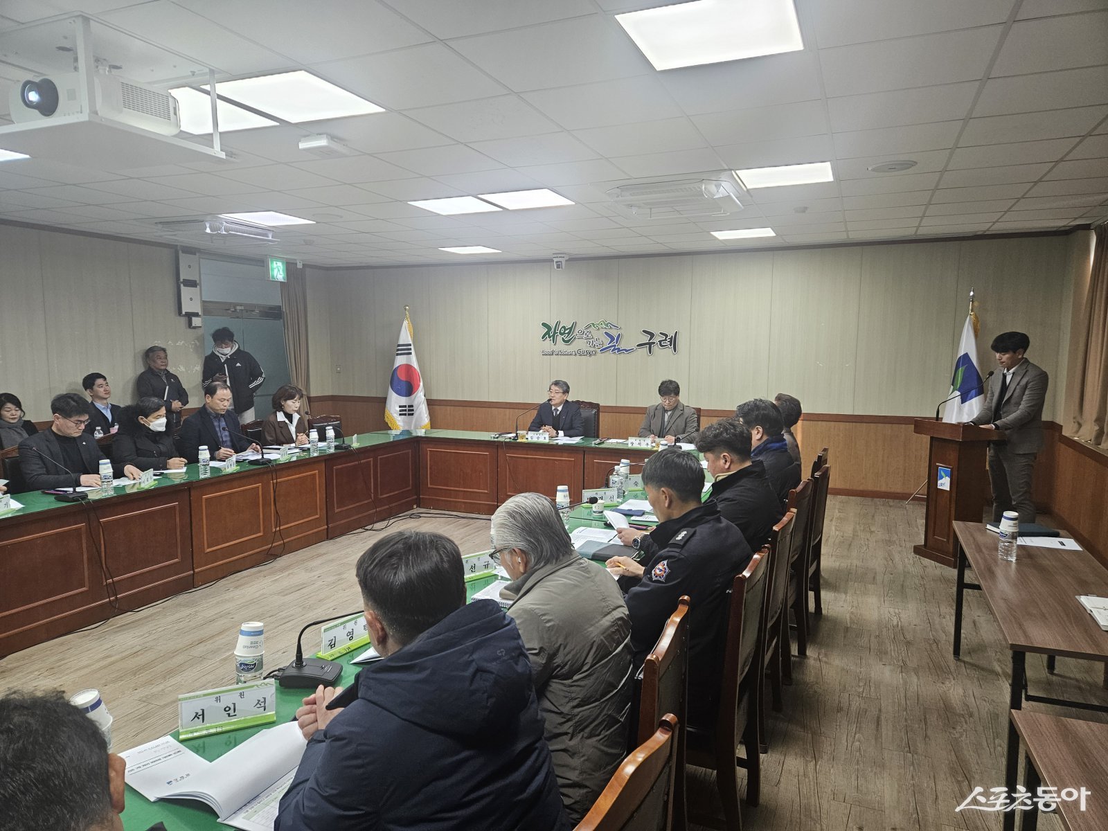 김순호 구례군수가 지난 29일 군청 상황실에서 제4회 구례300리 벚꽃축제 기본계획 보고회를 개최하고 있다. 사진│구례군