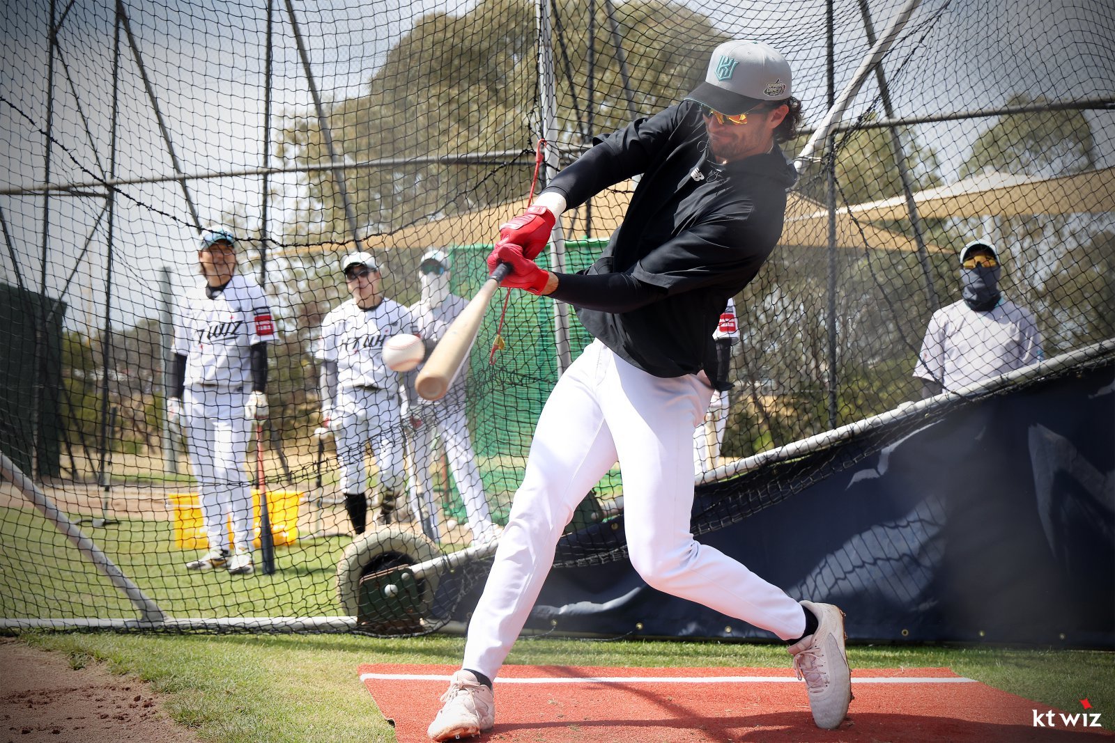 KT 외국인 타자 샘 힐리어드가 29일 호주 질롱 베이스볼 센터에서 열린 스프링캠프 도중 타격 훈련을 소화하고 있다. 사진제공|KT 위즈