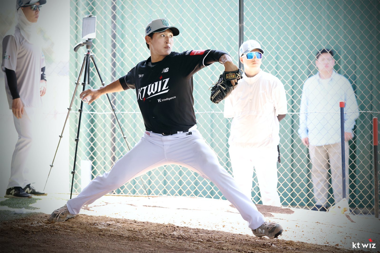 KT 박지훈이 30일 호주 질롱 베이스볼 센터에서 열린 스프링캠프 도중 불펜피칭을 소화하고 있다. 사진제공|KT 위즈