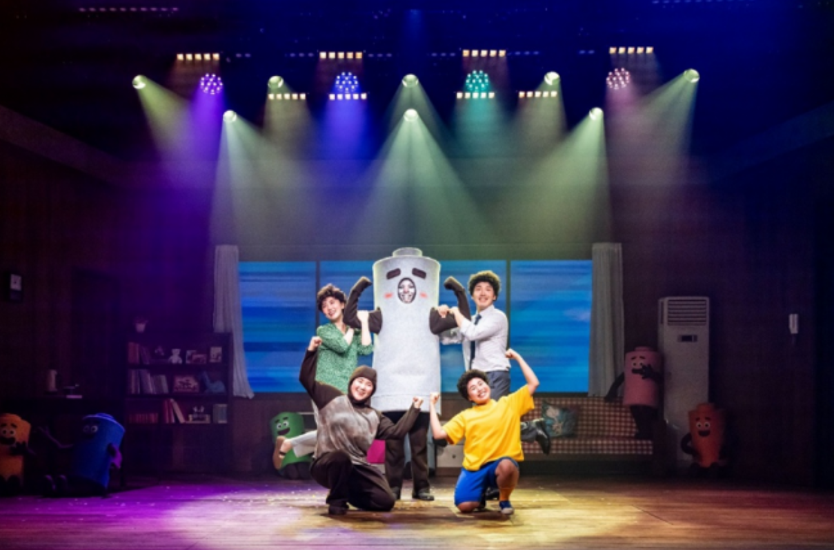 건전지 아빠와 가족이 밝고 유쾌한 퍼포먼스를 펼친 뮤지컬 ‘건전지 아빠’ 공연 모습. 사진제공|NHN링크