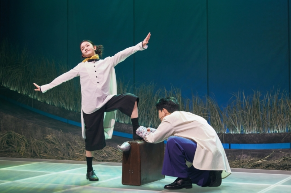 흰바위코뿔소 노든과 펭귄의 여정을 동화적으로 구현한 뮤지컬 ‘긴긴밤’ 공연 모습. 사진제공|라이브러리컴퍼니