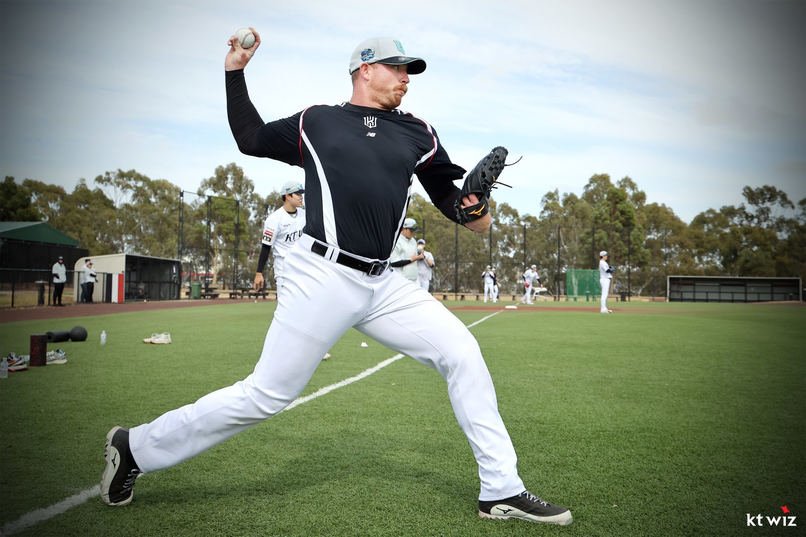 KT 외국인 투수 맷 사우어가 30일 호주 질롱 베이스볼 센터에서 열린 스프링캠프 도중 캐치볼로 몸을 풀고 있다. 사진제공|KT 위즈