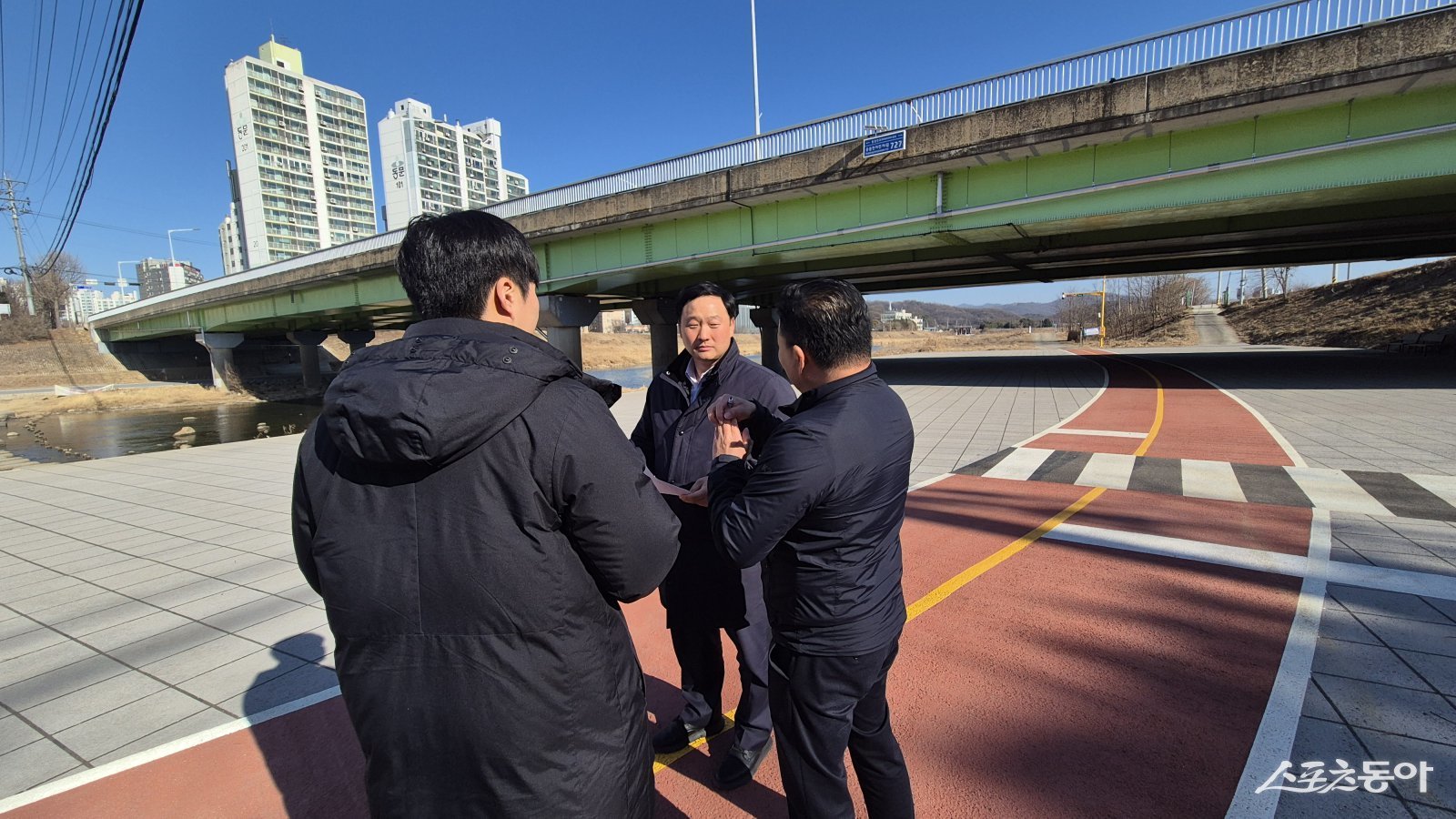 고준호 의원은 지난 29일 봉일천 공릉수변광장 경관조성사업 현장을 찾아, 2025년 추가로 확보된 경기도 특별조정교부금 5억 원의 구체적인 집행 계획과 후속 사업 추진 상황을 점검했다. 사진제공｜고준호 의원