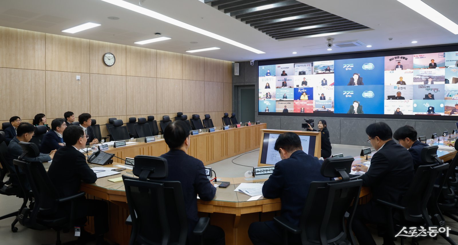 경기도는 지난 30일 김성중 행정1부지사 주재로 2026년 첫 ‘도-시군 부단체장 영상회의’를 열고 설 연휴를 앞둔 민생안정과 안전관리 대책 등 주요 현안을 논의했다. 사진제공｜경기도