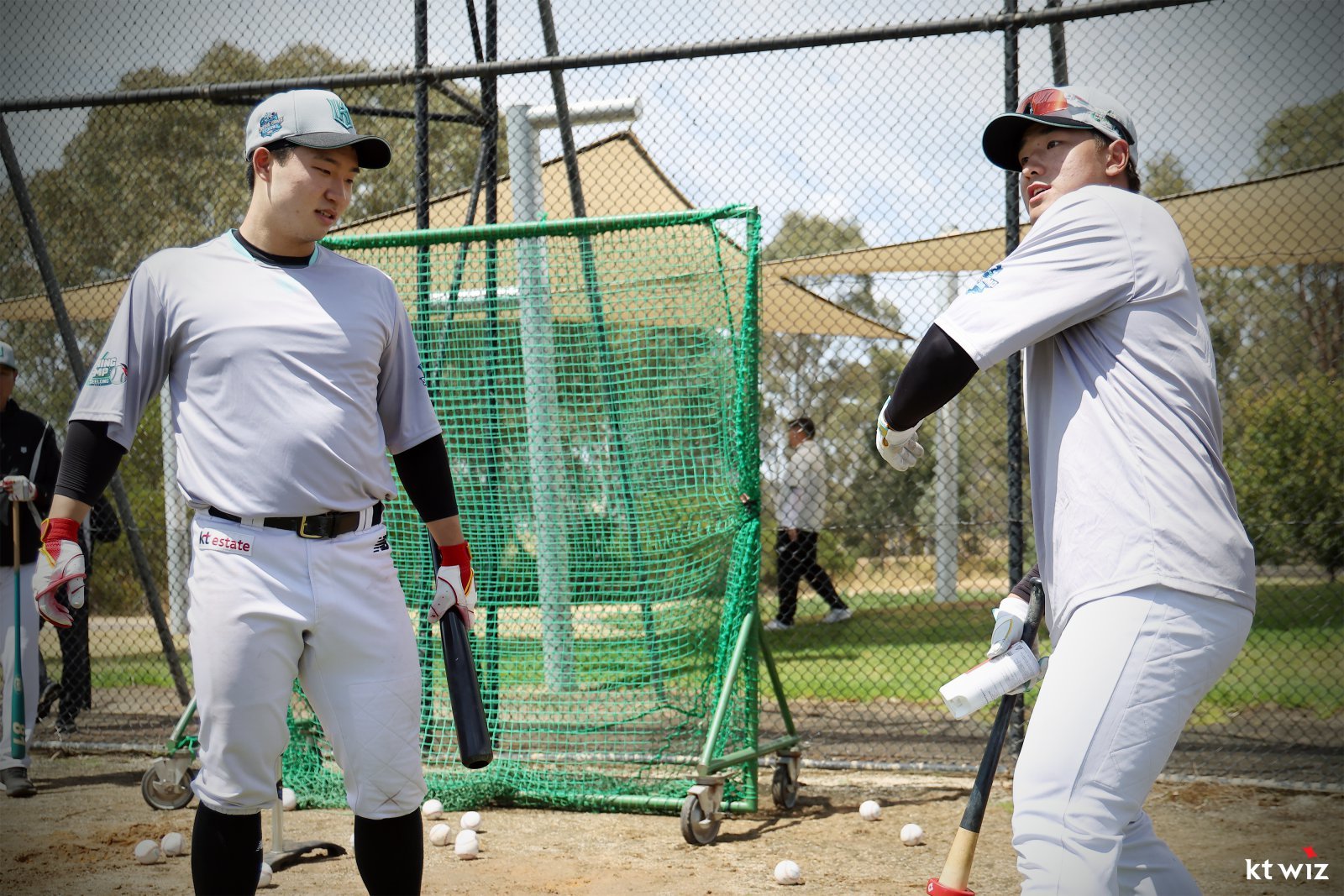 KT 안현민(오른쪽)이 29일 호주 질롱 베이스볼 센터에서 열린 스프링캠프 도중 김건휘와 대화를 나누고 있다. 사진제공｜KT 위즈