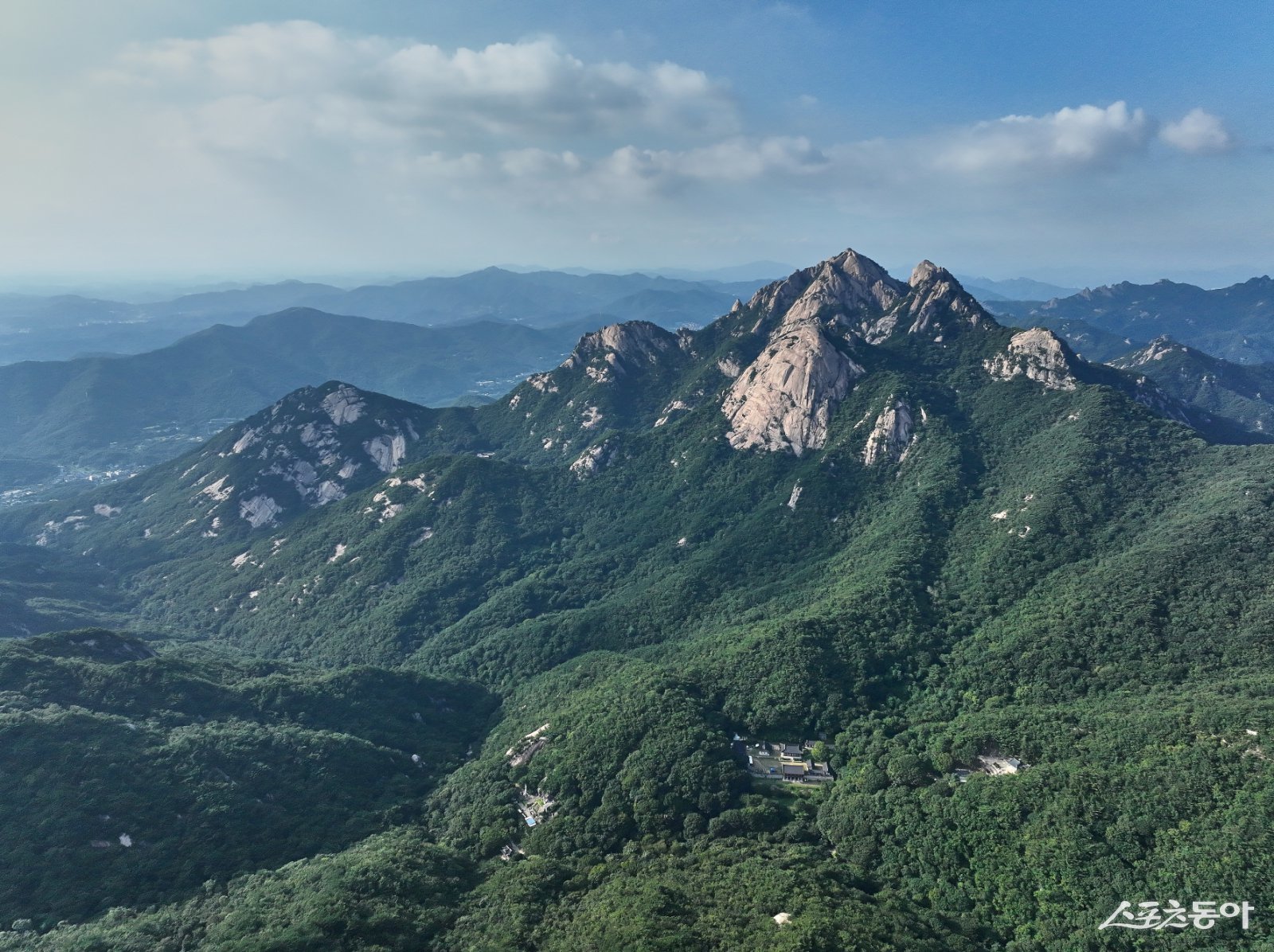경기도는 북한산성을 포함한 한양의 수도성곽을 유네스코 세계유산으로 등재하기 위해 지난 1월 27일 국가유산청, 서울시, 고양시와 함께 최종 신청서를 제출했다고 밝혔다(북한산성 전경). 사진제공｜경기도