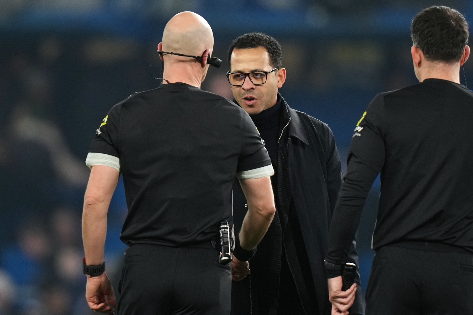 리암 로제니어 첼시 감독(가운데)이 1일(한국시간) 웨스트햄과 홈겨기가 끝난 뒤 앤서니 테일러 심판(왼쪽)과 악수하고 있다. 런던｜AP뉴시스