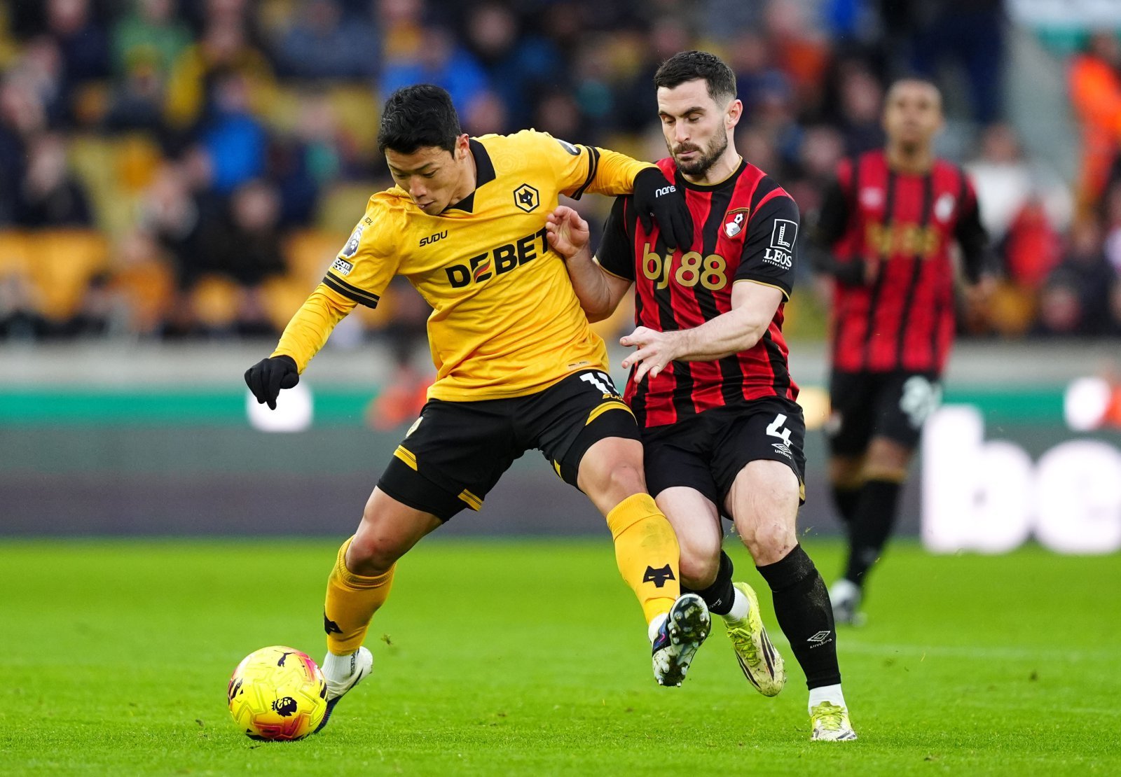 울버햄턴 황희찬(왼쪽)이 1일(한국시간) 본머스와 홈경기 도중 루이스 쿡과 공을 다투고 있다. 울버햄턴｜AP뉴시스