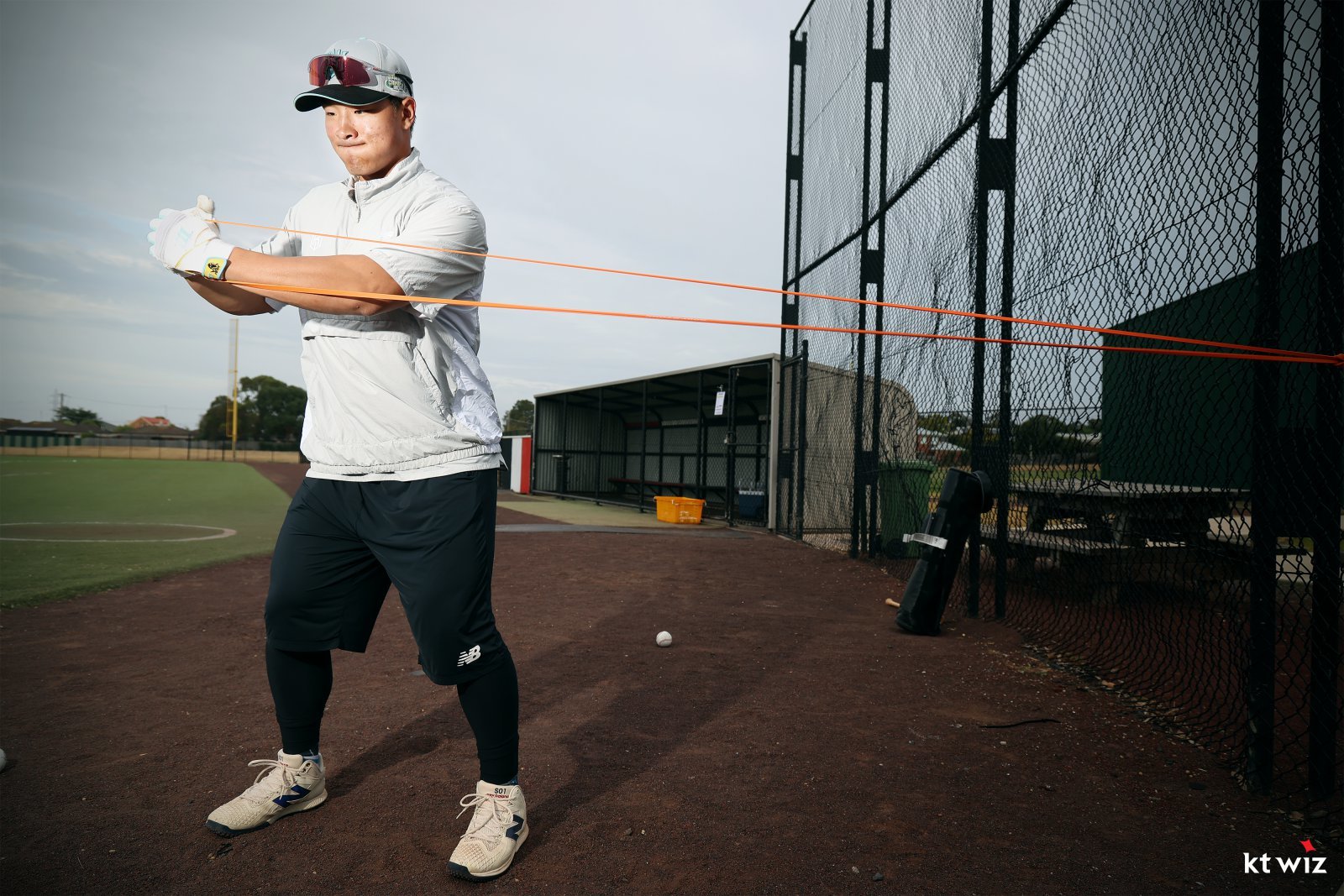 KT 안현민이 지난달 29일 호주 질롱 베이스볼 센터에서 열린 스프링캠프 도중 튜빙 운동으로 보강 훈련하고 있다. 사진제공｜KT 위즈
