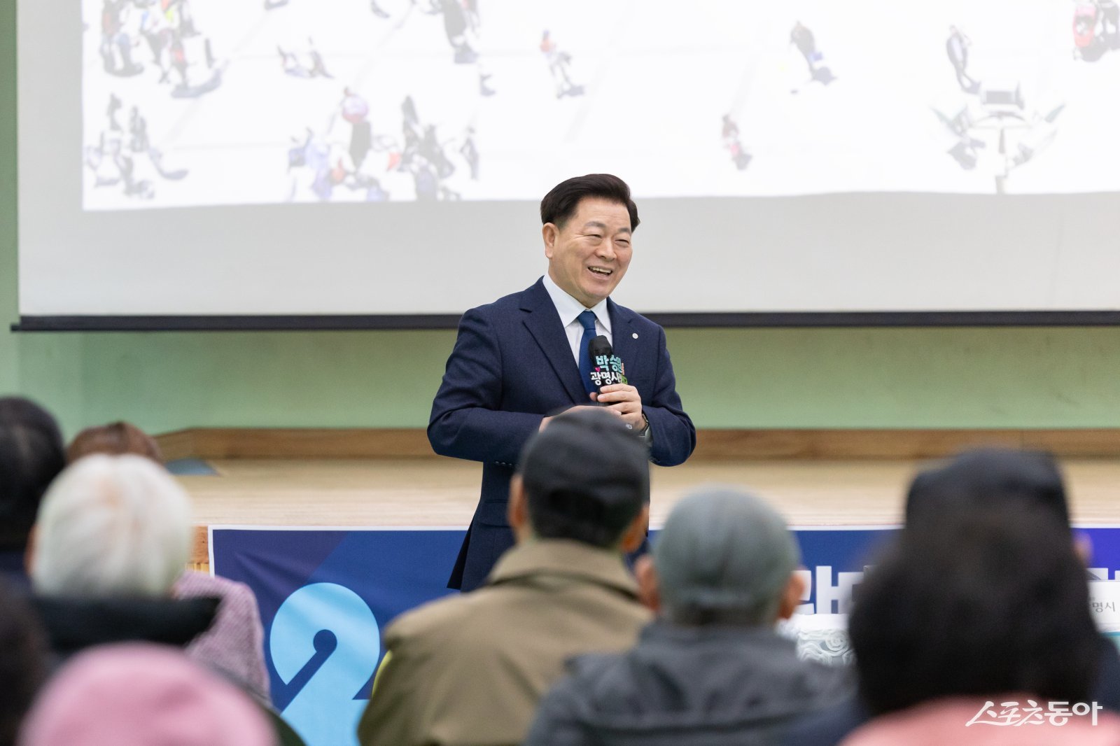 박승원 광명시장이 지난 21일 ‘광명5동 주민과 함께하는 시민과의 대화’에 참석해 시민들과 소통하고 있다. 사진제공｜광명시