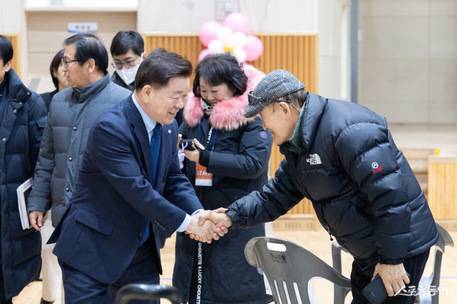 박승원 광명시장이 지난 22일 ‘광명7동 주민과 함께하는 시민과의 대화’에 참석해 시민과 인사를 나누고 있다. 사진제공｜광명시
