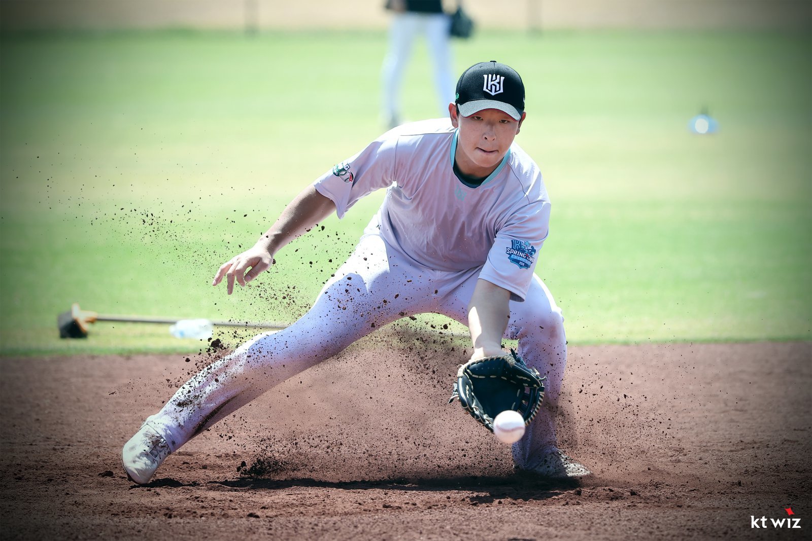 KT 신인 이강민이 지난달 30일 호주 질롱 베이스볼 센터에서 열린 스프링캠프 도중 수비 훈련을 소화하고 있다. 사진제공｜KT 위즈