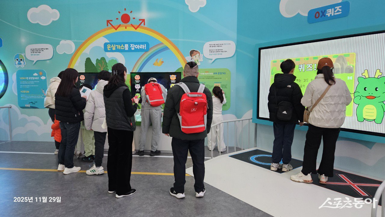 용인특례시(시장 이상일)는 겨울방학을 맞아 초등학생과 가족들이 기후변화의 심각성을 배우고 탄소중립을 체험할 수 있는 겨울방학 특별프로그램을 운영한다(지난해 진행한 겨울방학 특별프로그램 진행 모습). 사진제공｜용인시