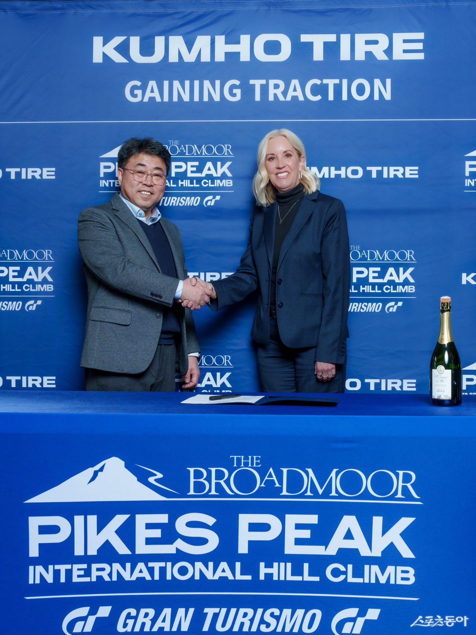 (왼쪽부터) 금호타이어 북미마케팅부문 윤장혁 상무, PPIHC 멜리사 아이크호프 CEO가 MOU 체결한 뒤 사진촬영을 하고 있다. 사진제공 ｜금호타이어