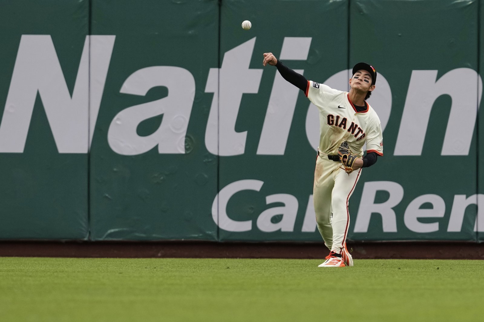 샌프란시스코는 비시즌 외야진에 변화를 준다. 이정후(사진)가 우익수로 나서고, FA 영입생 해리슨 베이더가 중견수를 맡을 전망이다. AP뉴시스