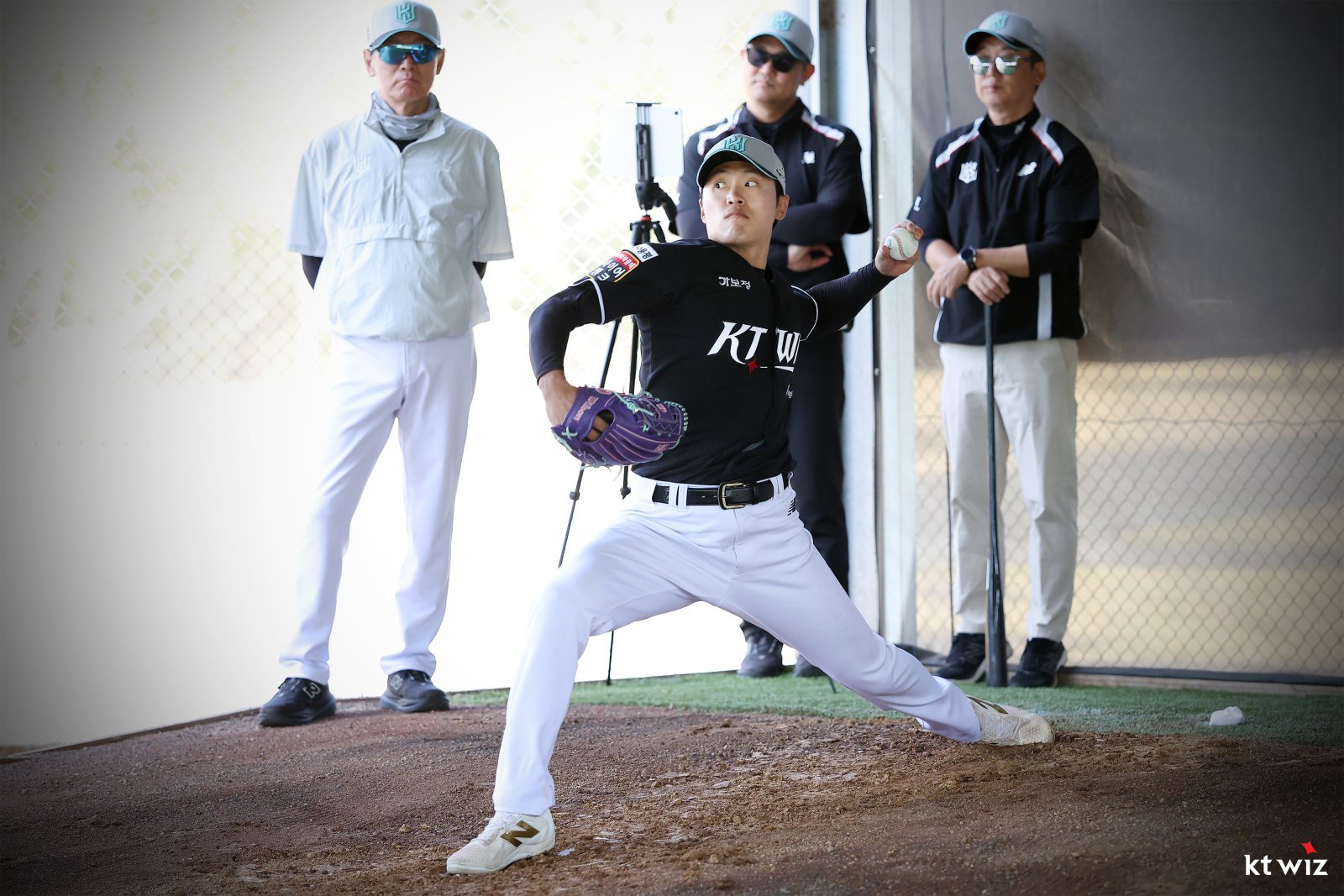 KT 전용주가 지난달 30일 호주 질롱 베이스볼 센터에서 열린 스프링캠프 도중 트래킹 데이터를 측정하며 불펜피칭을 하고 있다. 사진제공｜KT 위즈