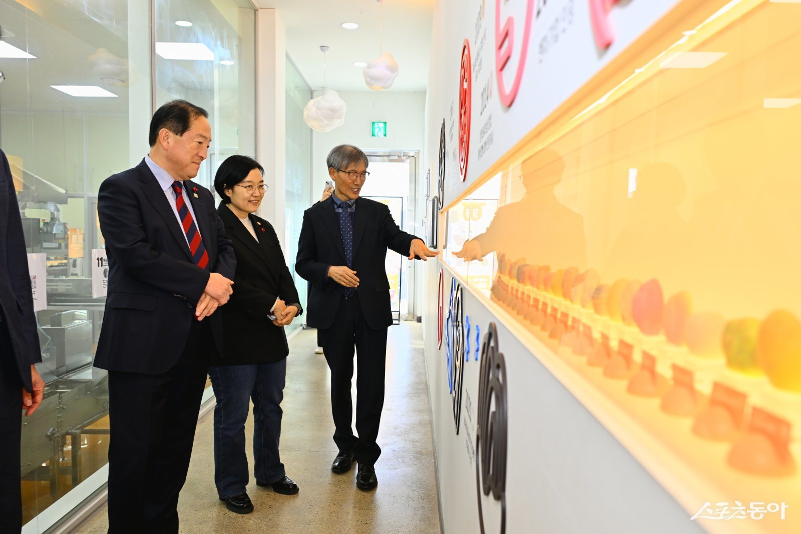 한성숙 장관(가운데)와 이병선 시장 (왼쪽)이 속초시 대표 여성청년기업인 ㈜과자의 성을 둘러보고 있다. 속초시 제공