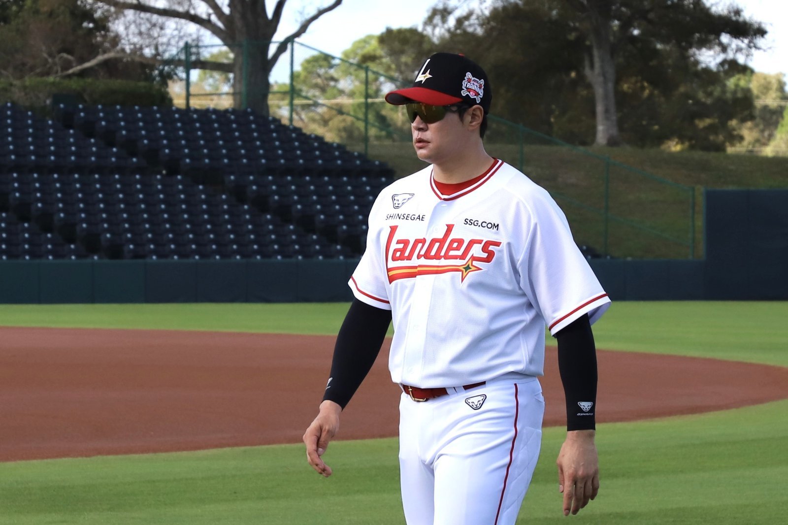 SSG 김재환이 미국 플로리다주 베로비치에서 열린 팀 스프링캠프서 팀 훈련에 앞서 몸을 풀고 있다. 사진제공｜SSG 랜더스