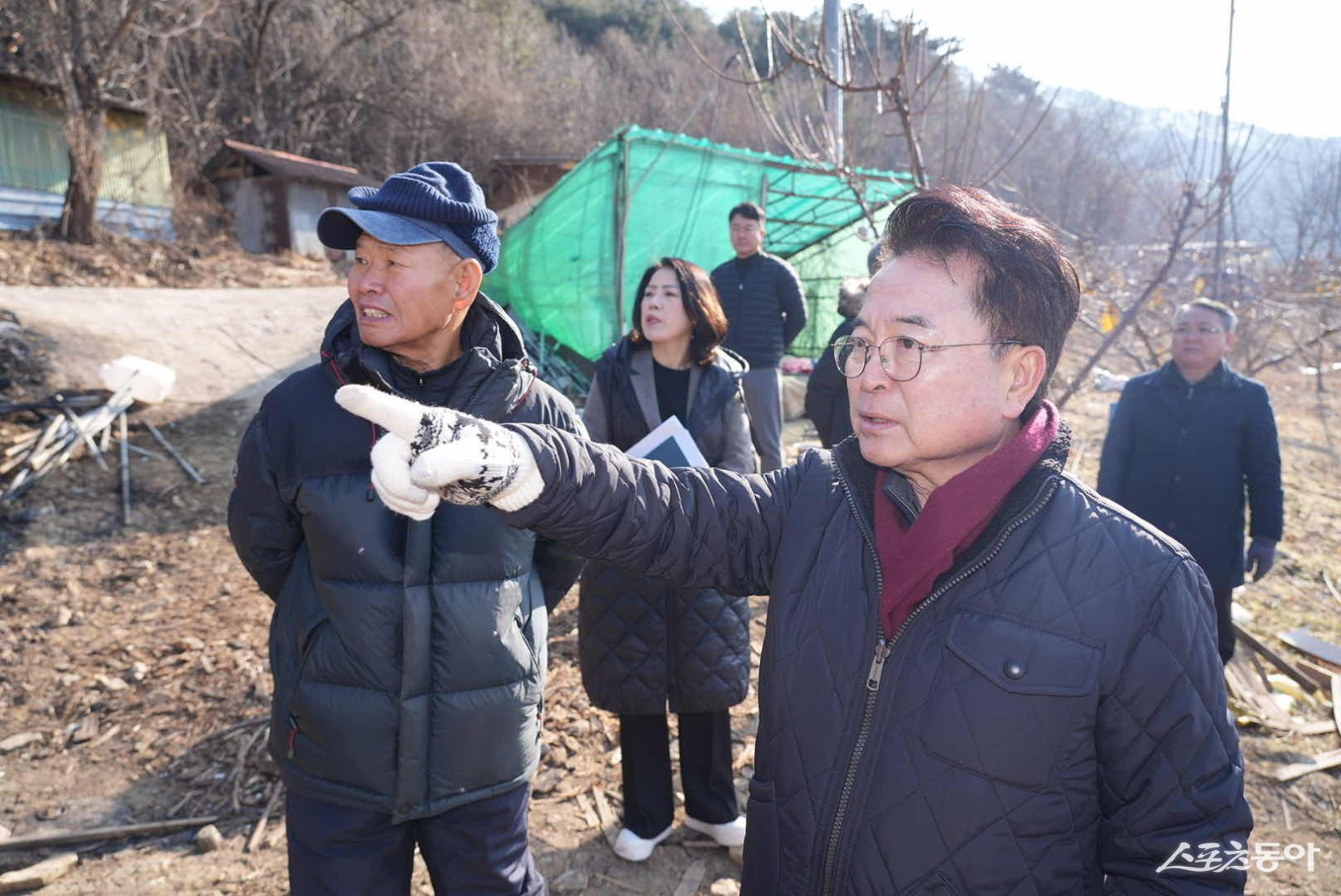 육동한 춘천시장이 지난 31일 화재가 발생한 북산면 대곡리를 직접 찾아 현장을 점검하고 있다. 춘천시 제공