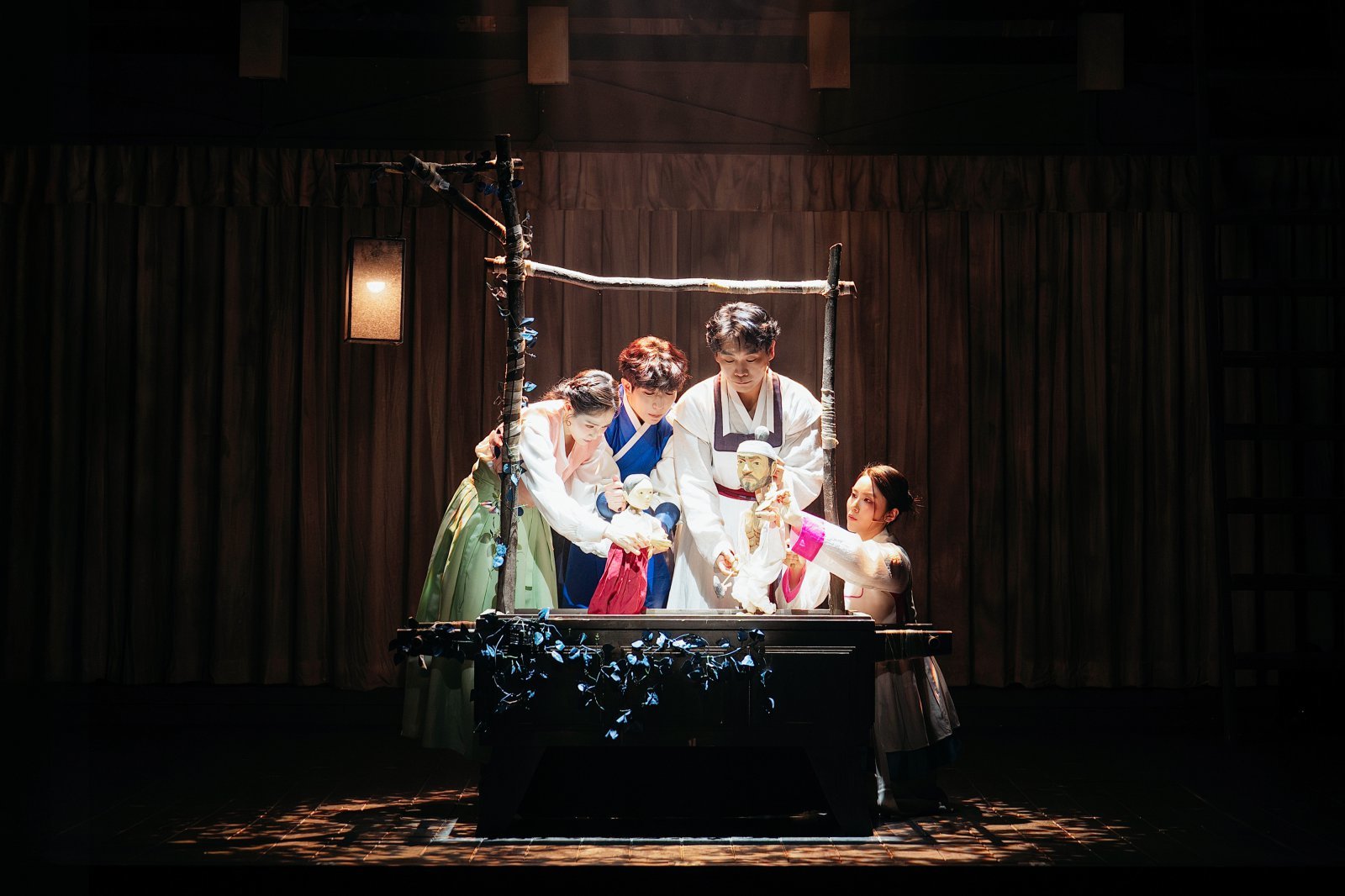 뮤지컬 ‘판’의 한 장면. 극 중 극 형식으로, 등장인물들이 인형극을 보여주고 있다.        사진제공 ｜ 아이엠컬처