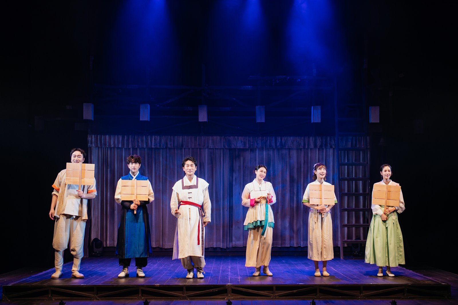 뮤지컬 ‘판’은 여섯 명의 배우가 무대에 오른다. 각자 번호가 적힌 팻말을 뒤집어 들고, 관객의 선택을 기다리고 있다.             사진제공 ｜ 아이엠컬처