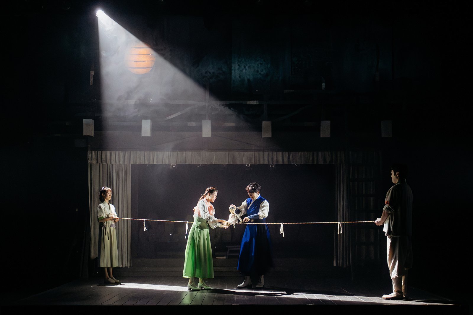 달수와 이덕이 줄타기 묘기를 하는 소녀의 이야기를 다룬 인형극을 선보이고 있다.   사진제공 ｜ 아이엠컬처