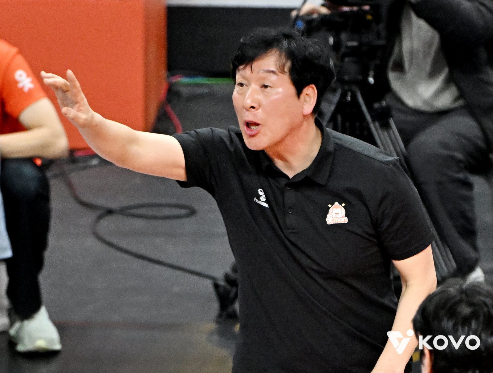 신영철 OK저축은행 감독은 1일 천안 유관순체육관서 열릴 현대캐피탈과 원정경기를 앞두고 후반기엔 봄배구 진출 승부를 보겠다고 다짐했다. 사진제공│KOVO