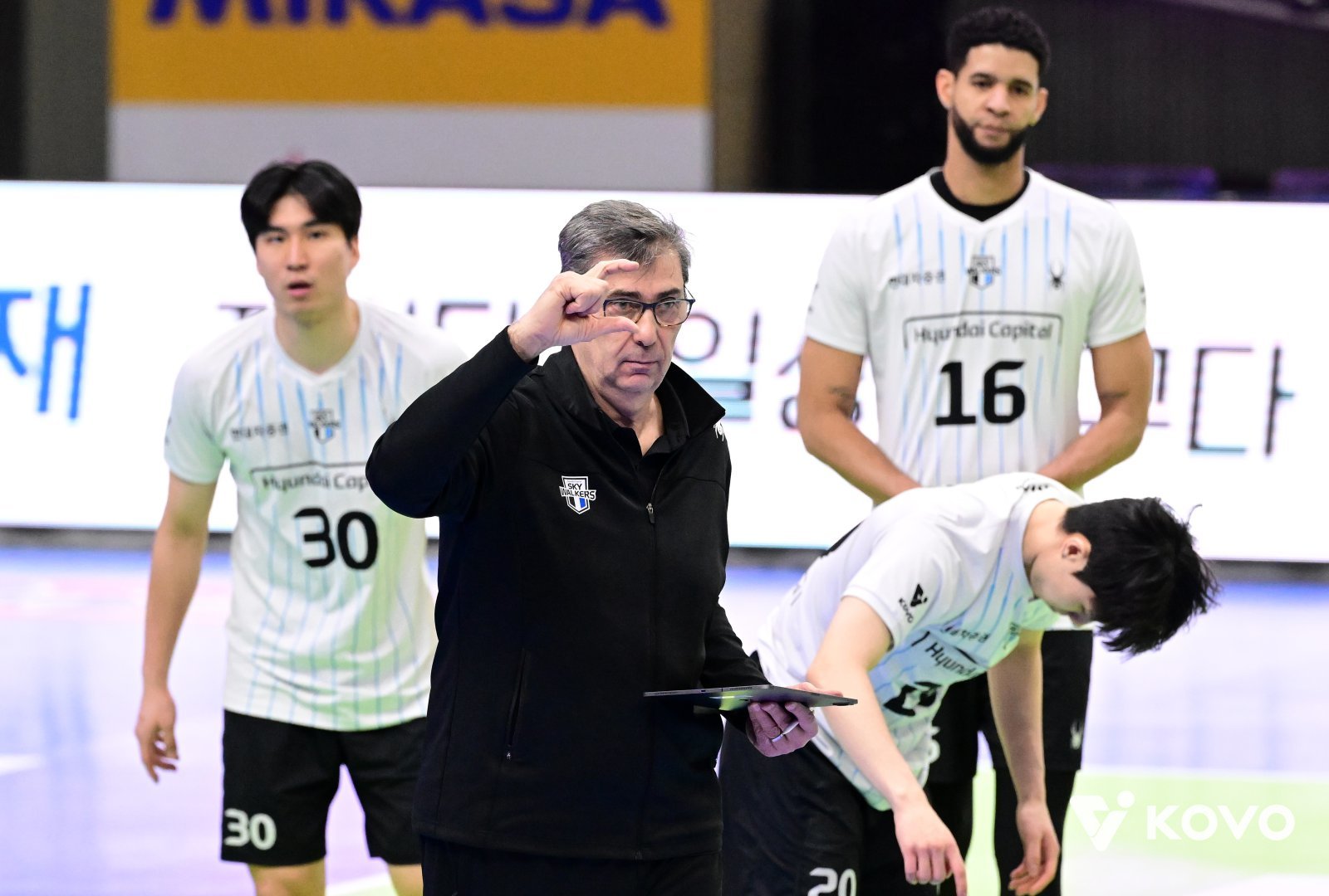 필립 블랑 현대캐피탈 감독(앞)은 1일 천안 유관순체육관서 열릴 OK저축은행과 홈경기를 앞두고 완전체 전력인 상태서 사이드 아웃이 잘 이뤄져야 선두 수성을 기대할 수 있다고 내다봤다. 사진제공│KOVO