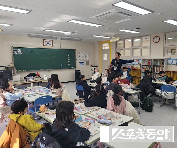 포스코 ‘키즈 잉글리시 캠프’에 참여한 직원 자녀들이 수업을 듣고 있는 모습. 사진제공ㅣ포스코