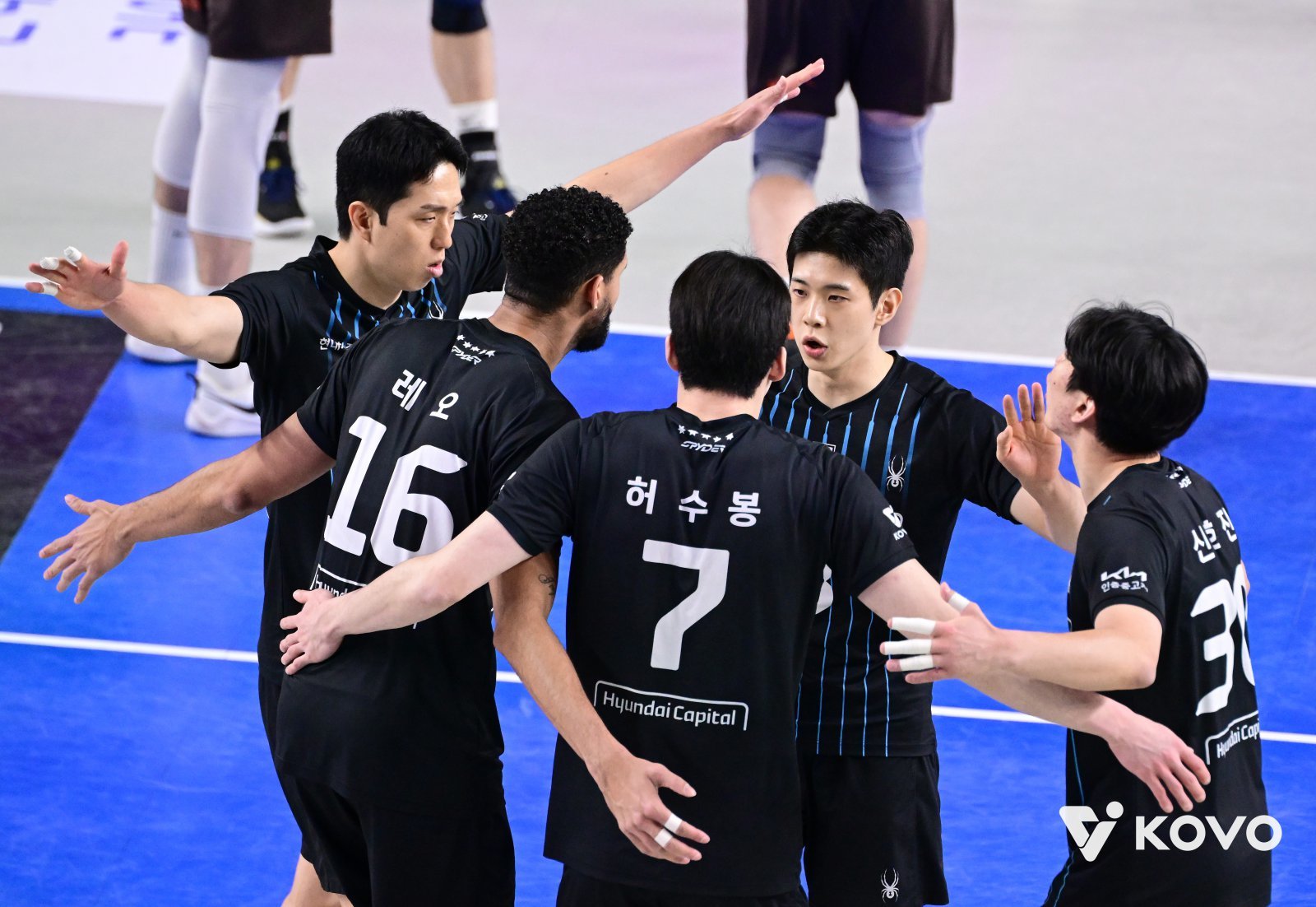 현대캐피탈 선수들이 1일 천안 유관순체육관서 열린 OK저축은행과 홈경기서 득점한 뒤 기뻐하고 있다. 사진제공│KOVO