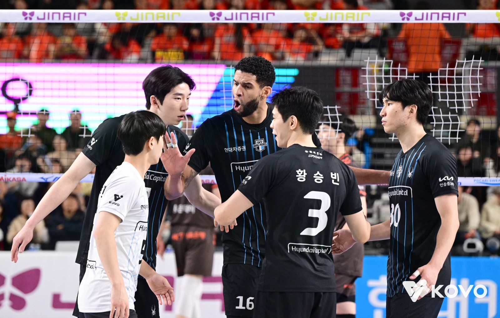 현대캐피탈 선수들이 1일 천안 유관순체육관서 열린 OK저축은행과 홈경기서 득점한 뒤 기뻐하고 있다. 사진제공│KOVO